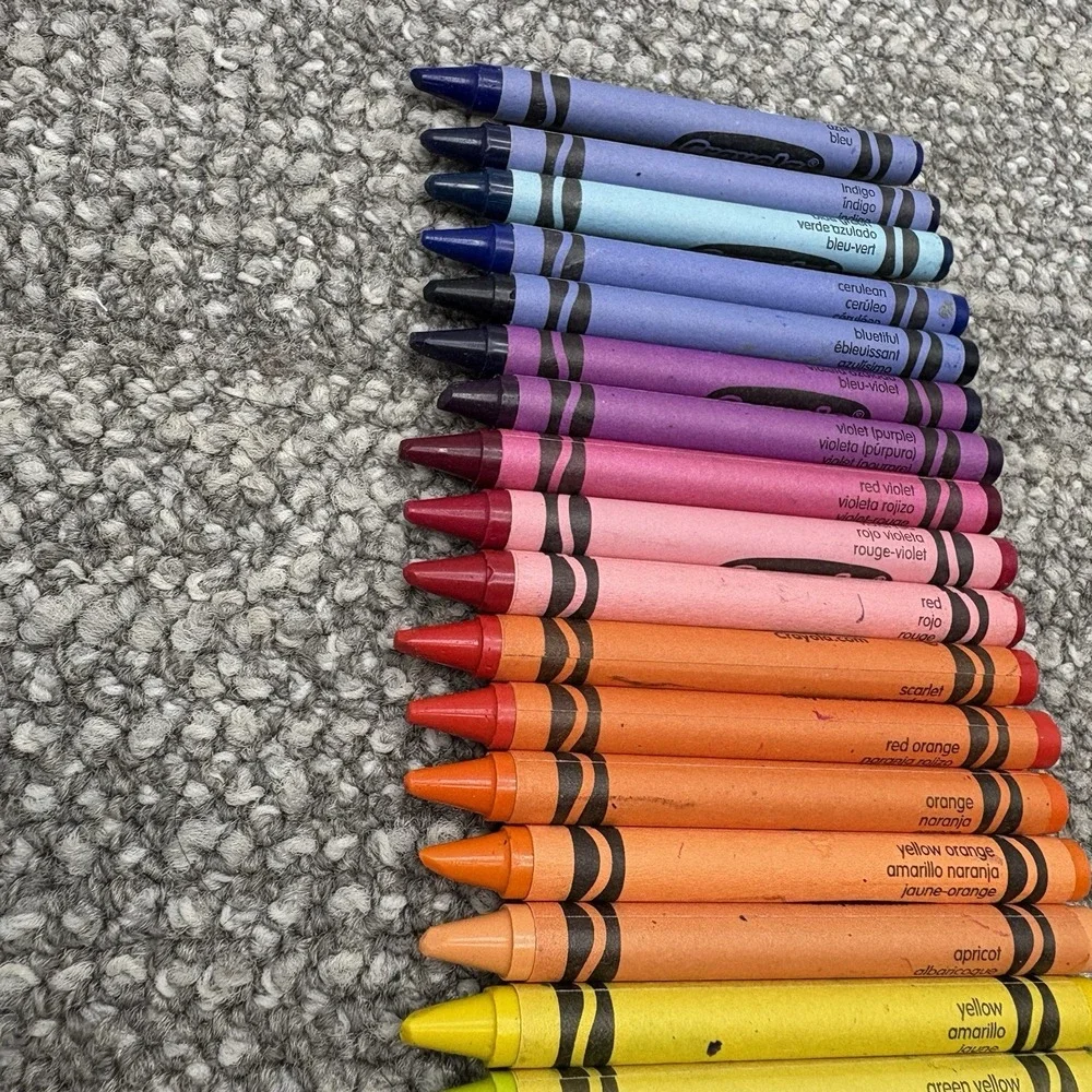 Crayola Introducing Bluetiful 24 Pack Crayons EUC 2017